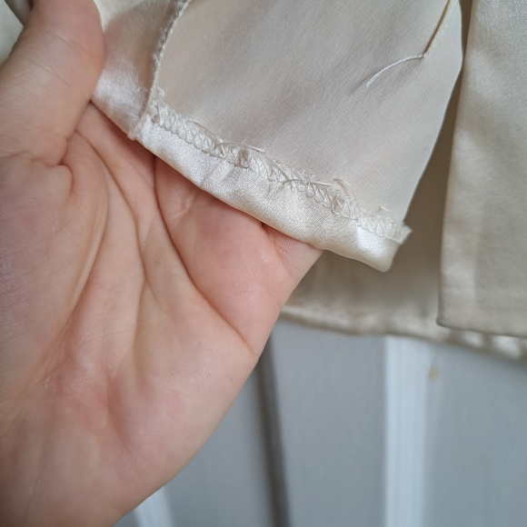 100% Silk Vintage Banana Republic Blouse - Size Small - Cream W/Notched Collar - Picture 3 of 8